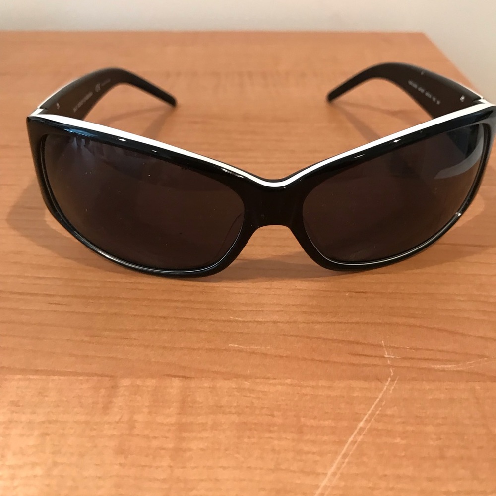 COPY - DG black with white sunglasses comes with case.